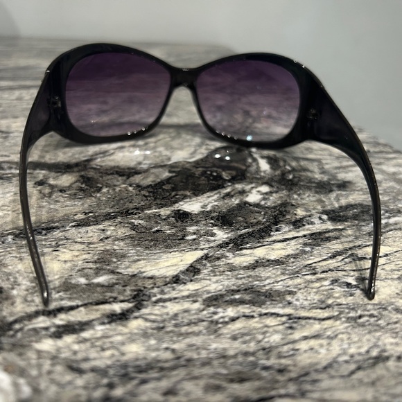 Elegant Black Sunglasses
